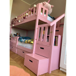 roze stapelbed voor kinderen in moderne kinderkamer